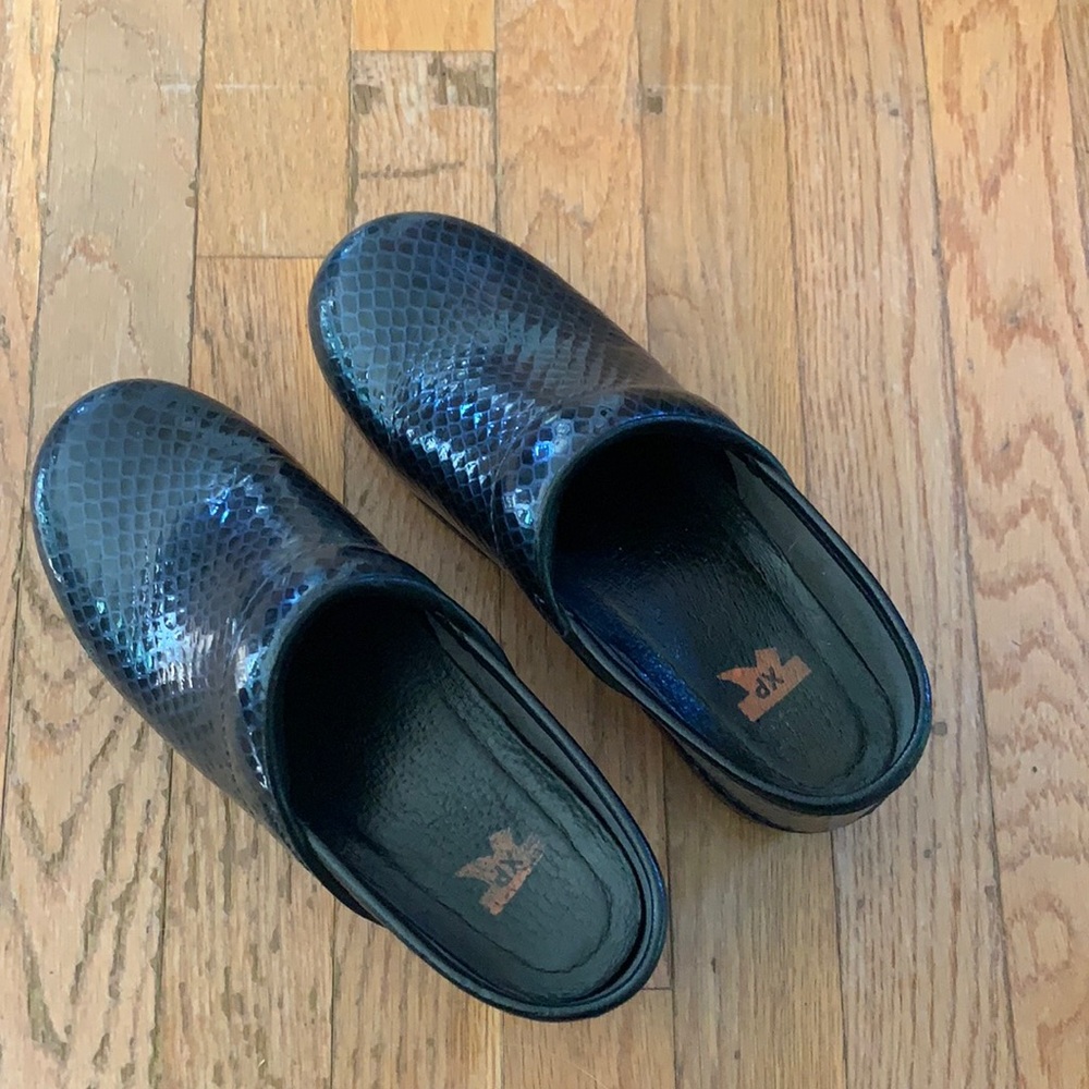 Dansko, patent, textured, navy